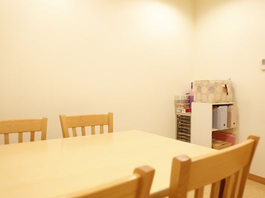 シンプルで広々とした部屋