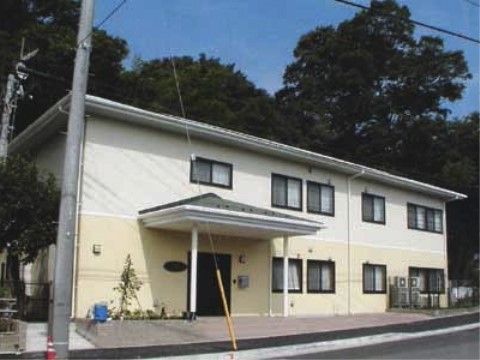 グループホーム欅の外観。しっかりとしたエントランスルーフが特徴の施設外観。クリーム色の外壁が特徴です。