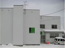 白い壁の2階建ての建物である。雪が多く積もる地域にあり、冬は外が真っ白になる。周りに高い建物もなく、日当たりが良い。