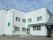 白い壁の2階建ての建物である。周りに高い建物もなく、日当たりが良い。玄関にはスロープがあり、安全に利用できる。