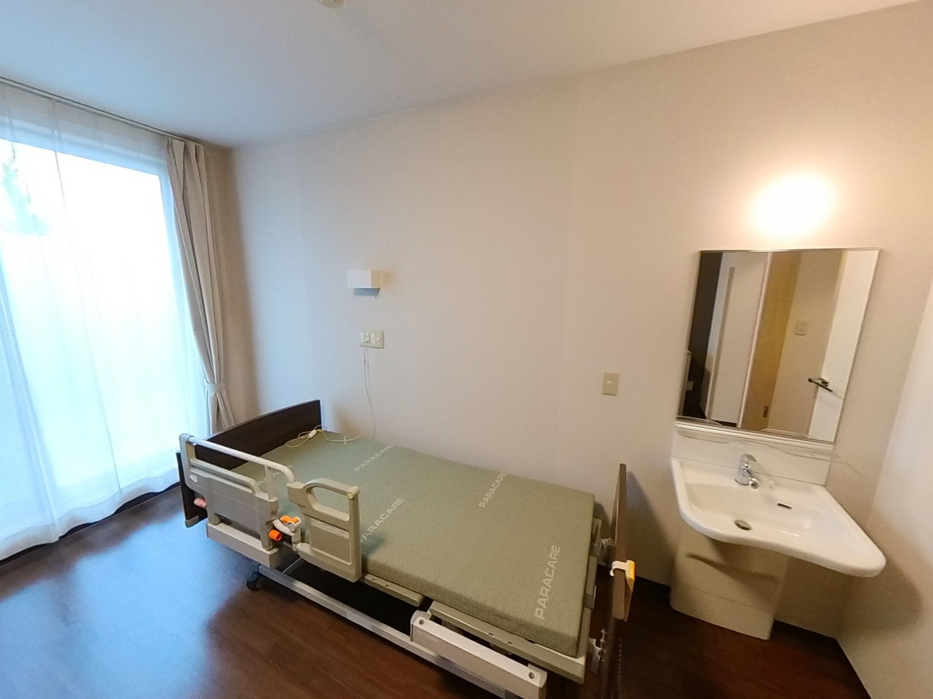 ベッドと洗面台のある部屋