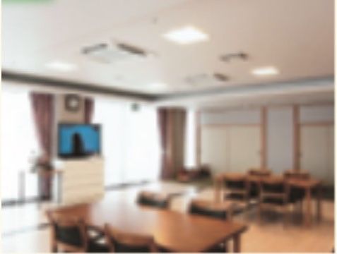共有のスペースに設置されたテレビ台は引出しになっており、ティッシュペーパーやそのほかの備品を収納することができる。