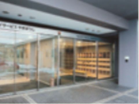 出入口を入るとすぐ右側に靴箱が設置されており、入居者様は近くにある長椅子に座りながら靴の脱ぎ履きをすることができる。