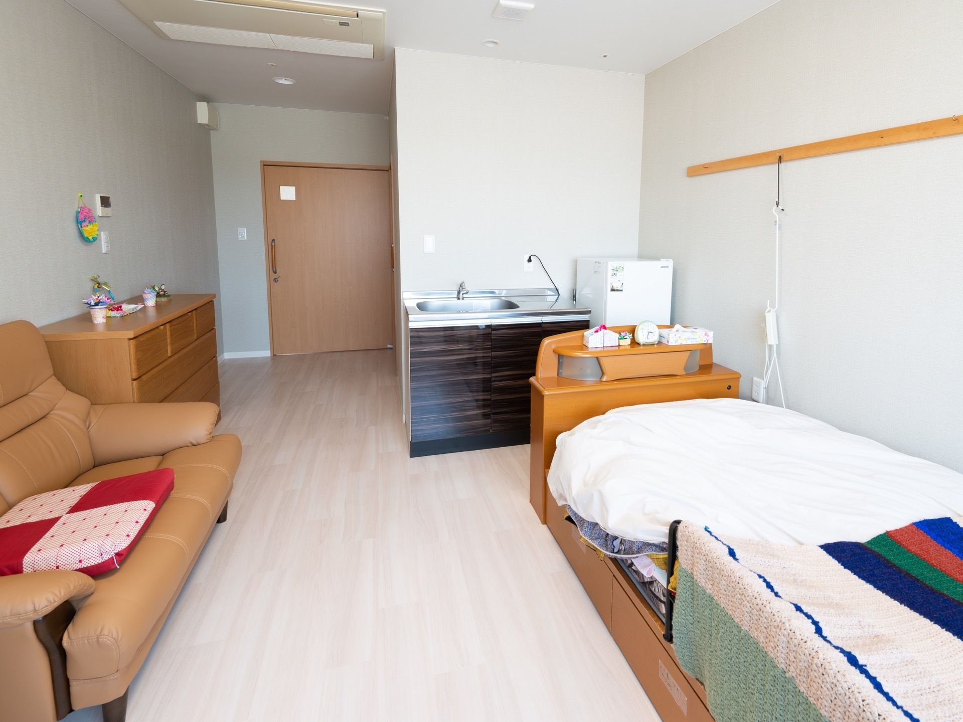 居室のドアは大きく、引き戸のため開け閉めしやすい。ベッドやソファを置いても、広いスペースが確保されている。