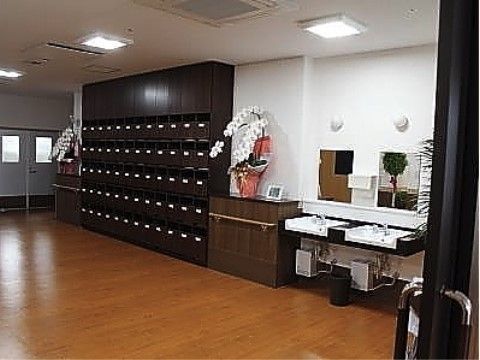 花を飾ったり洗面台には鏡を設置しているなど、細部にこだわった空間。内装は落ち着いた色で統一している。