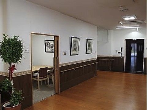 廊下の突き当りに設置されたエレベーターにより、上下階の行き来を楽に安心にできる。廊下には手すりがあるため安全に歩行できる。