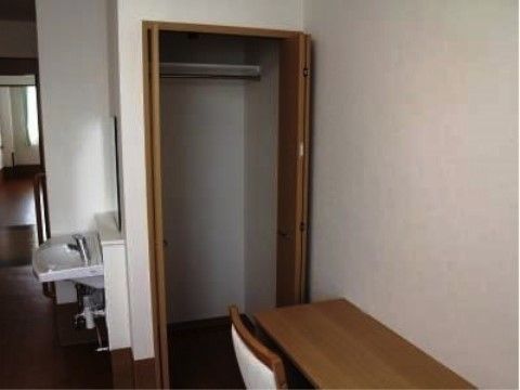 ハンガーのまま洋服を収納できるクローゼット。コート等丈の長いものの収納も適している。両扉開閉できるので、取り出ししやすい。