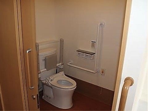 扉のすぐ横に手すりがあり、一人でも扉の開閉が楽にできる。呼び出しボタンもあるので安心して使用できる。