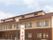瓦屋根の落ち着いた和風の２階建ての建物は周囲の風景にもなじむ優しいたたずまい。大きな看板があるため、初めて来訪される方もわかりやすい。