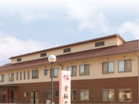 茶色とベージュの外装で落ち着いた雰囲気の２階建ての建物。屋根は暖かい色の瓦屋根で、どこか懐かしさを感じさせる外観である。