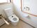 白を基調としたトイレで、清掃が行き届いている。L字形や可動式の手すりを完備。ナースコールも設置している。