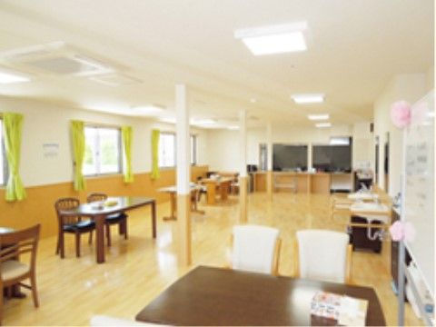 「ベストスマイル山本丸橋」のリビング。視認しやすい明色を多く採用している。