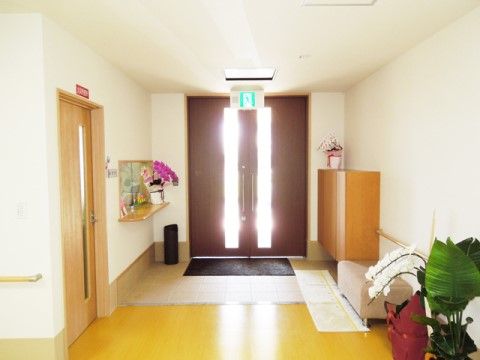 「ベストスマイル山本丸橋」のエントランス。家庭な玄関と変わりない自然な玄関。