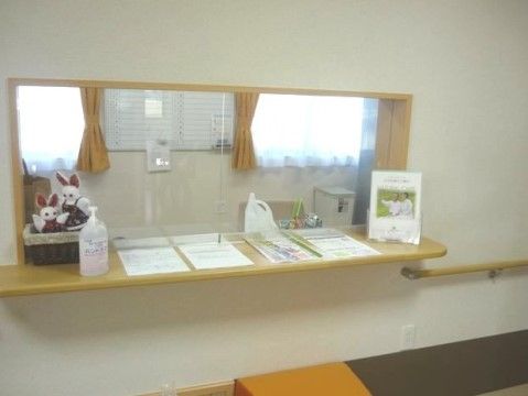 「ベストスマイル山本丸橋」の受付ルーム。見学や訪問されたと時にスタッフが応対する。