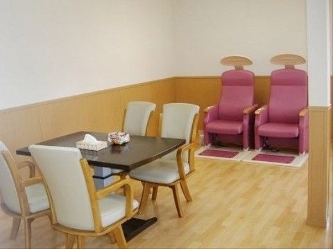 一人掛けのソファと、手前にダイニングテーブルと椅子がある一角