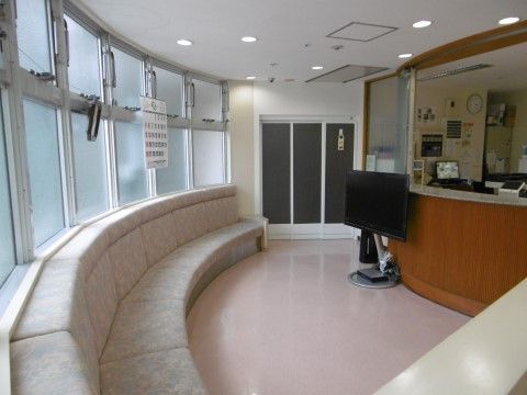 まごころ荘 北野田の玄関ロビー。明るく清潔感溢れるロビーでは、専任のコンシェルジュが常時待機しております。