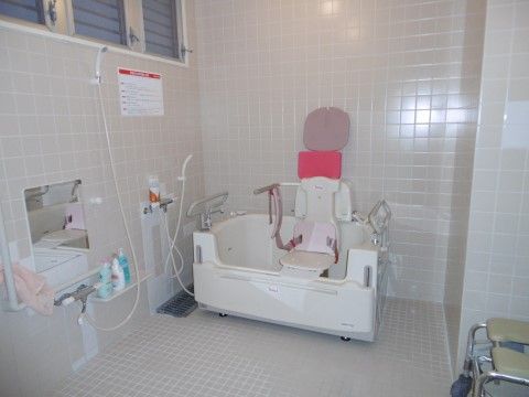 まごころ荘 北野田の機械浴室。入浴時は必ずスタッフの介助・サポートがございます。