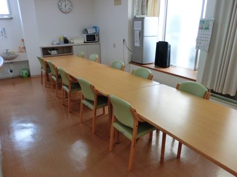 まごころ荘 北野田の食堂。毎日多くの入兎居車様で大いに賑わう、楽しいお食事風景となっております。