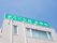 施設の建物の屋上部分には、緑色の大きな看板が設置されている。施設の種類と名称が白い文字で表示されている。