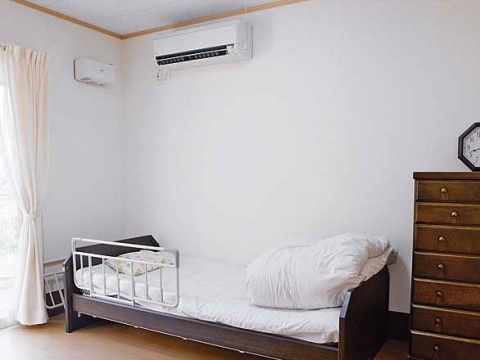 ベット、タンス、エアコンが完備されているらんらん倶楽部の居室
