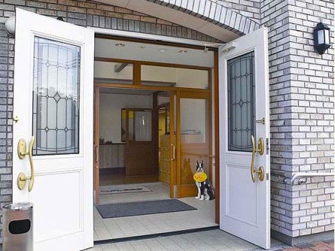 洋風な入口のらんらん倶楽部のエントランス