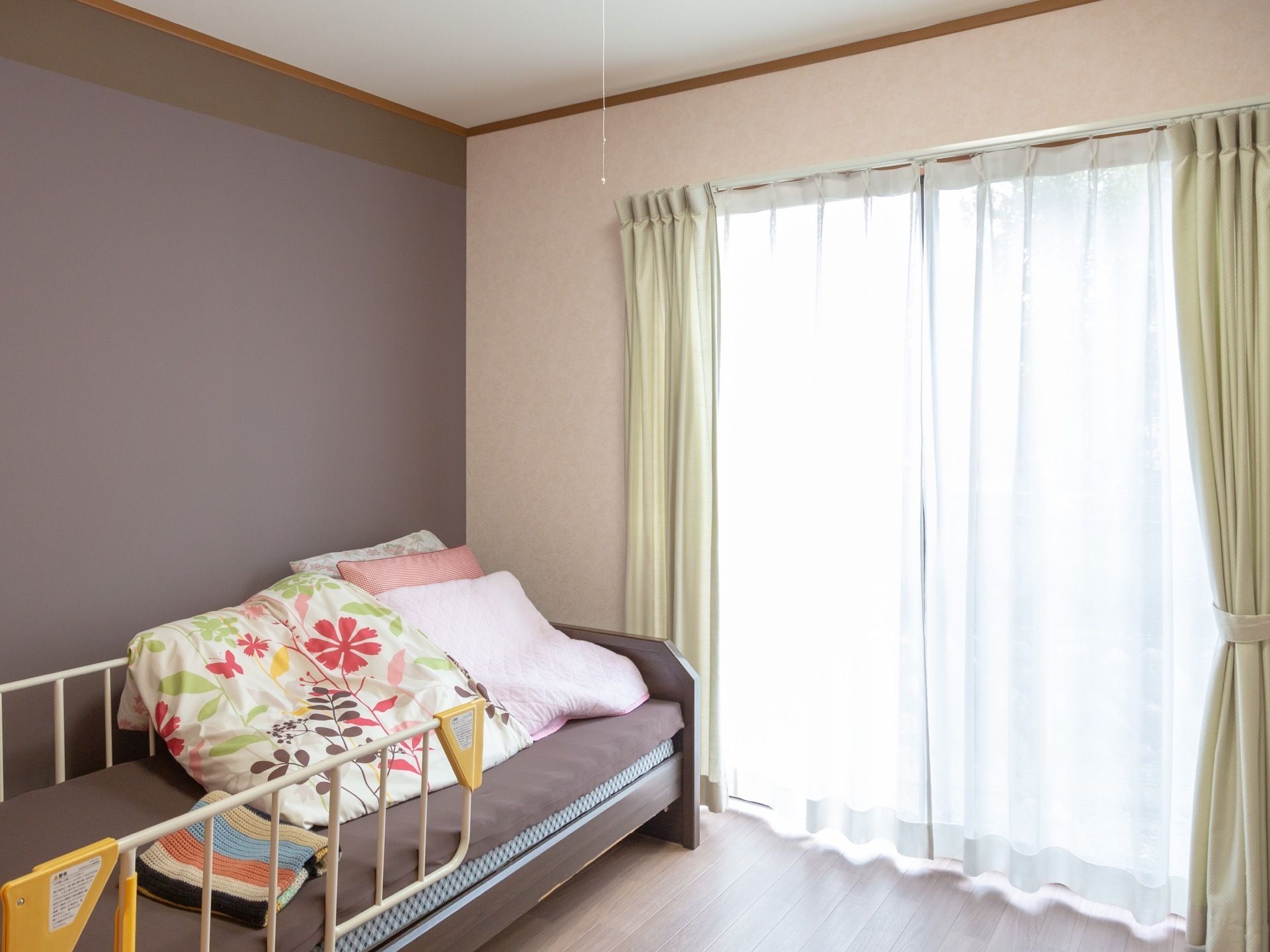 居室の奥に大きな窓があり、その側にベッドが配置されている。毎朝朝日とともに気持ちよく目覚めることができる。