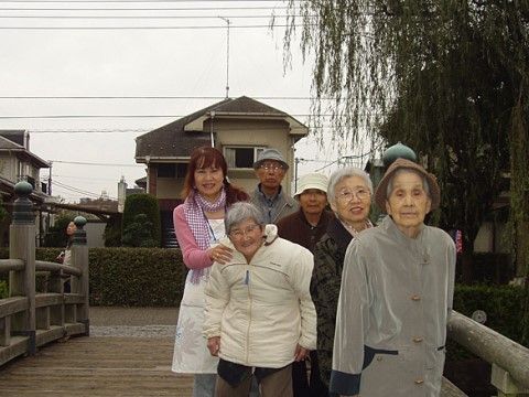 橋の上にいる入居者
