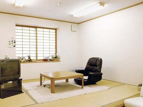 畳と椅子が設置されている和室スペース