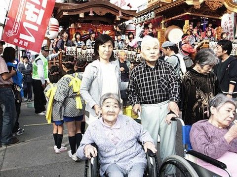 祭りにいる入居者