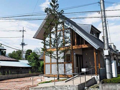 施設のまわりは緑地がきれいに整備されており、背丈の高い木が印象的である。手すり付きのスロープを完備している。