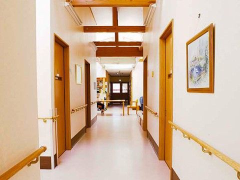 広々した明るい雰囲気の通路である。両側の壁に手すりを完備している。壁には心癒される、掛け絵が飾られている。