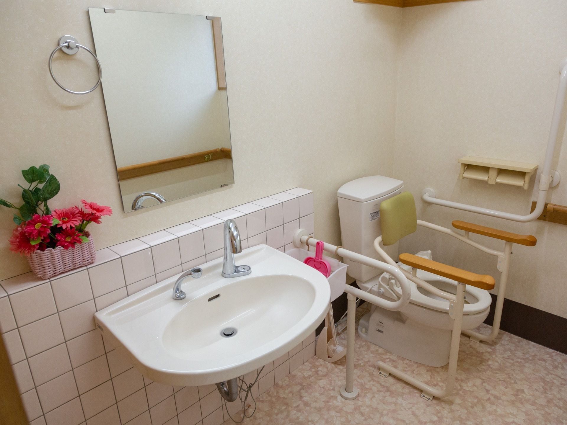 清掃の行きわたった清潔感のあるトイレである。手すり・補助器具も完備した便座で、不自由なく使用することができる。