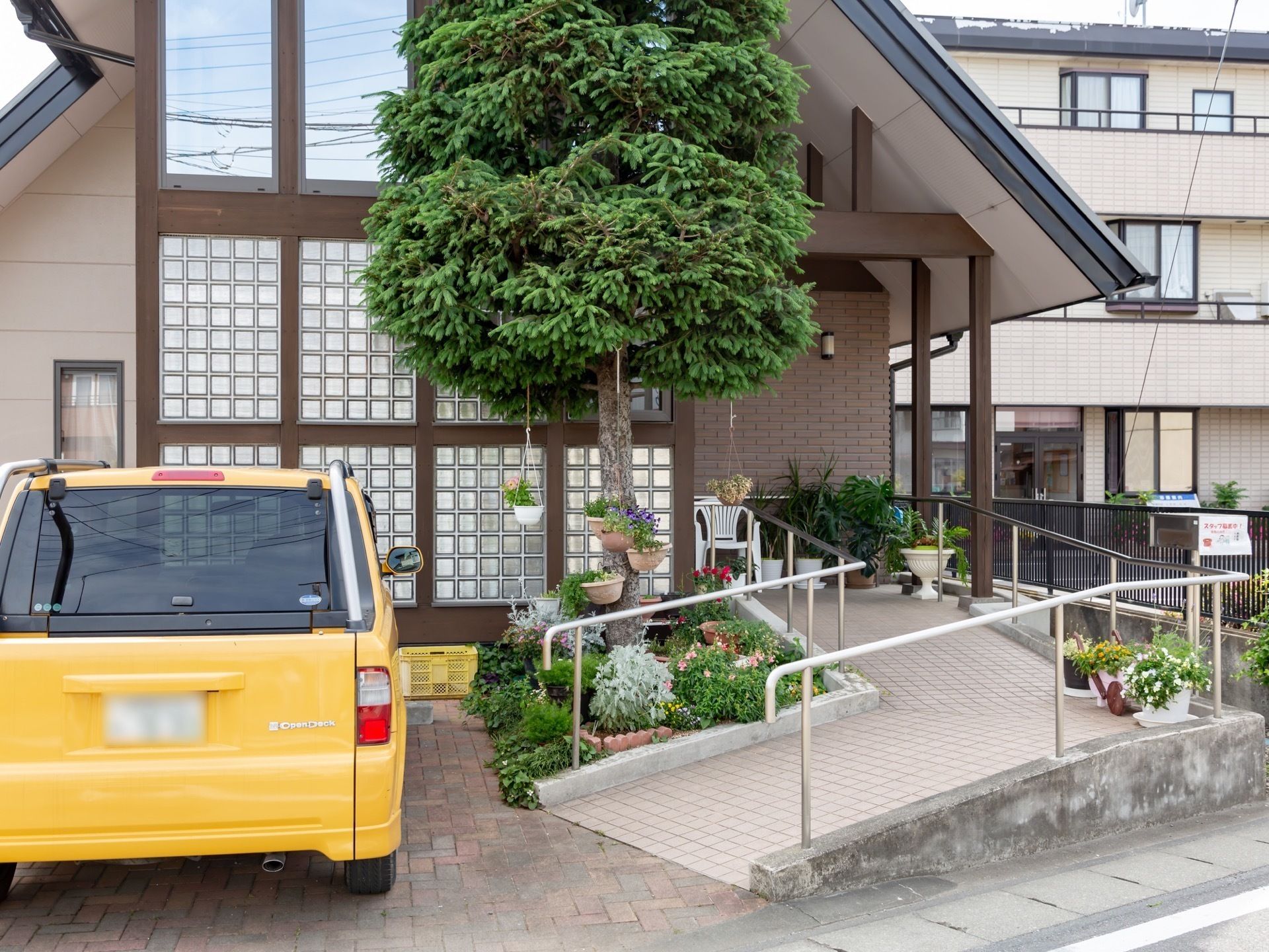 手すりのある介護施設の外観