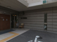 施設の入口と外観を示す