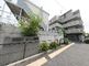 静かな住宅街に位置する施設外観