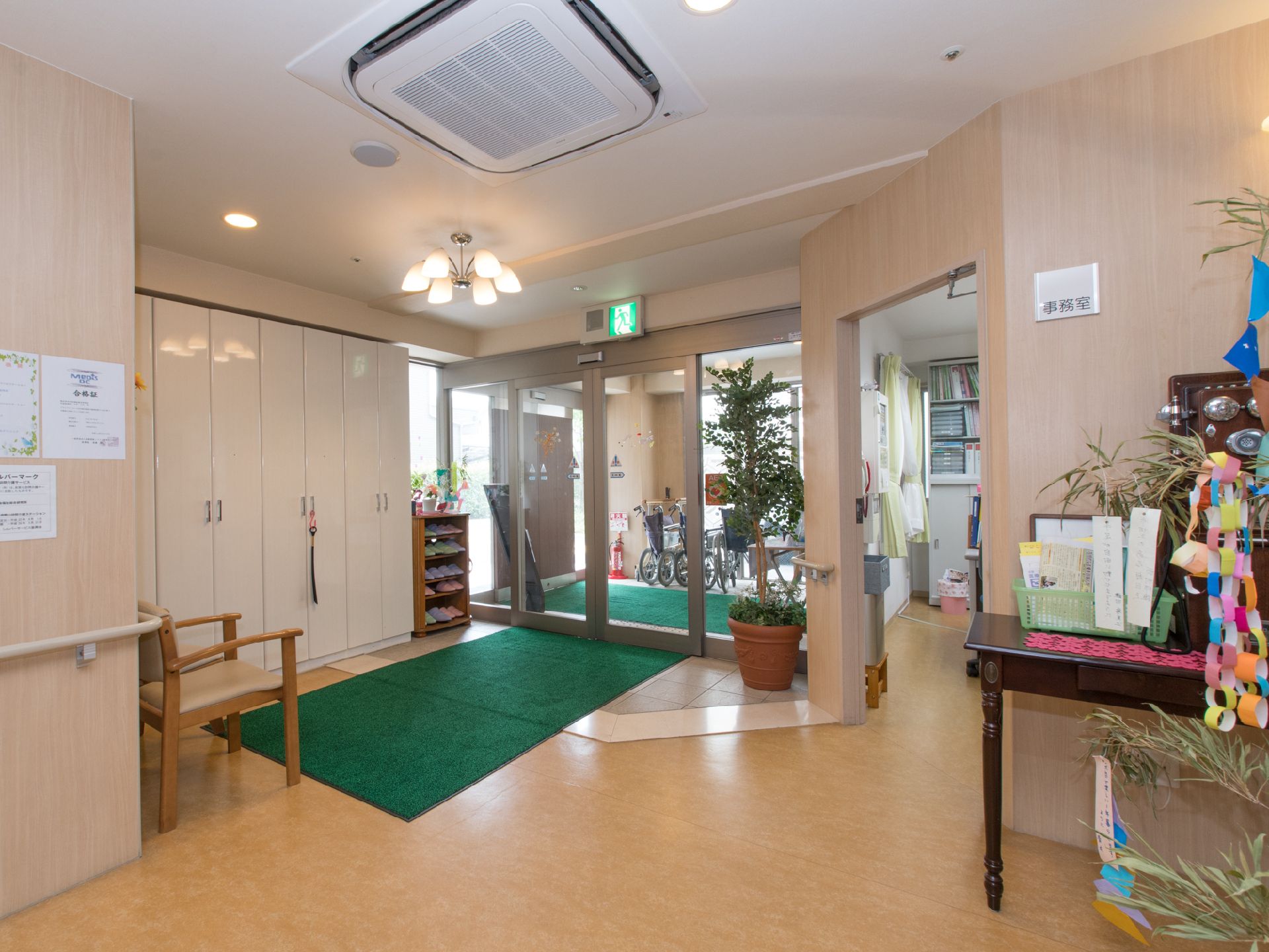 入口から入ると玄関ホールになっていて、下駄箱があり、スリッパが入った棚がある。椅子や靴ベラも用意されている。