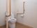 トイレはよく整頓してあり、白いため、清潔感がある。中央のポールや壁には手すりがあり、ギザギザ様の模様がついているため、握った時に滑りにくい。