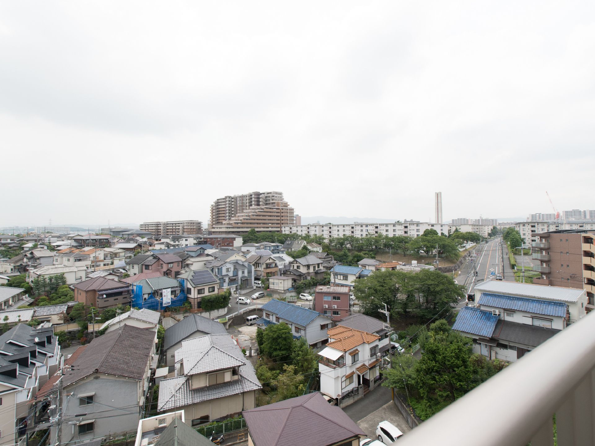 目の前に道路があり、住宅が密集している場所にある建物