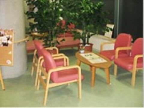 「ロイヤルレジデンス佐倉」の共有スペース。観葉植物など癒やしのための工夫。