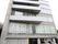 鉄筋コンクリートの施設は6階建てになっている。1階の入り口部分には屋根が付けられていて、その部分に施設名が書かれている。