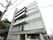 鉄筋コンクリートでできた施設はグレーの6階建てになっている。外部からは中が見えにくくなっていてプライバシーが守られるようになっている。