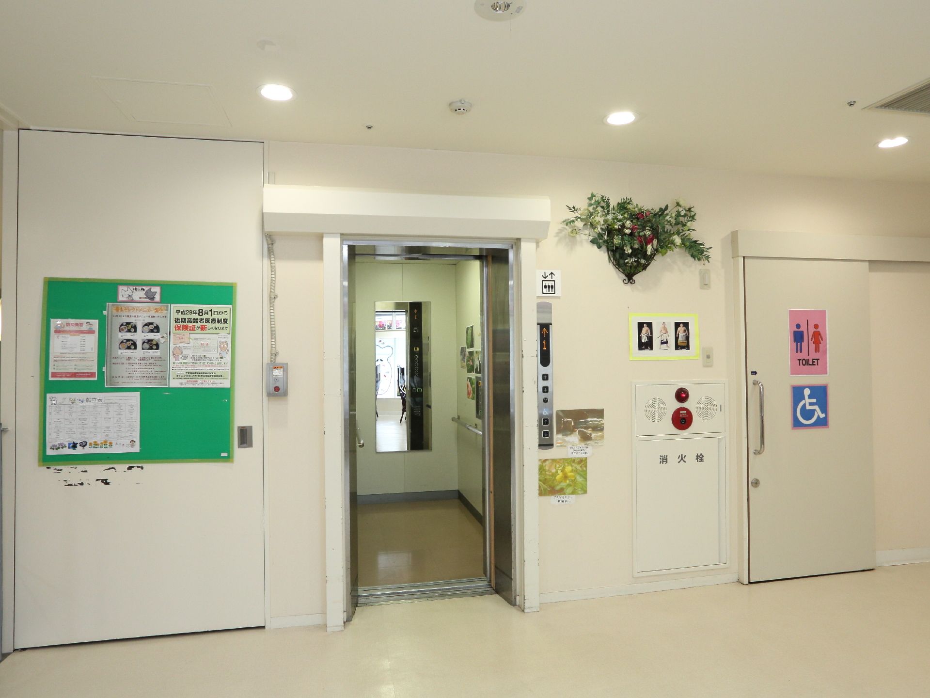 ゆったりとした奥行があるエレベーター内には鏡と手すりが取り付けられている。エレベーターの前は広々としており、ストレスなく乗降できる。