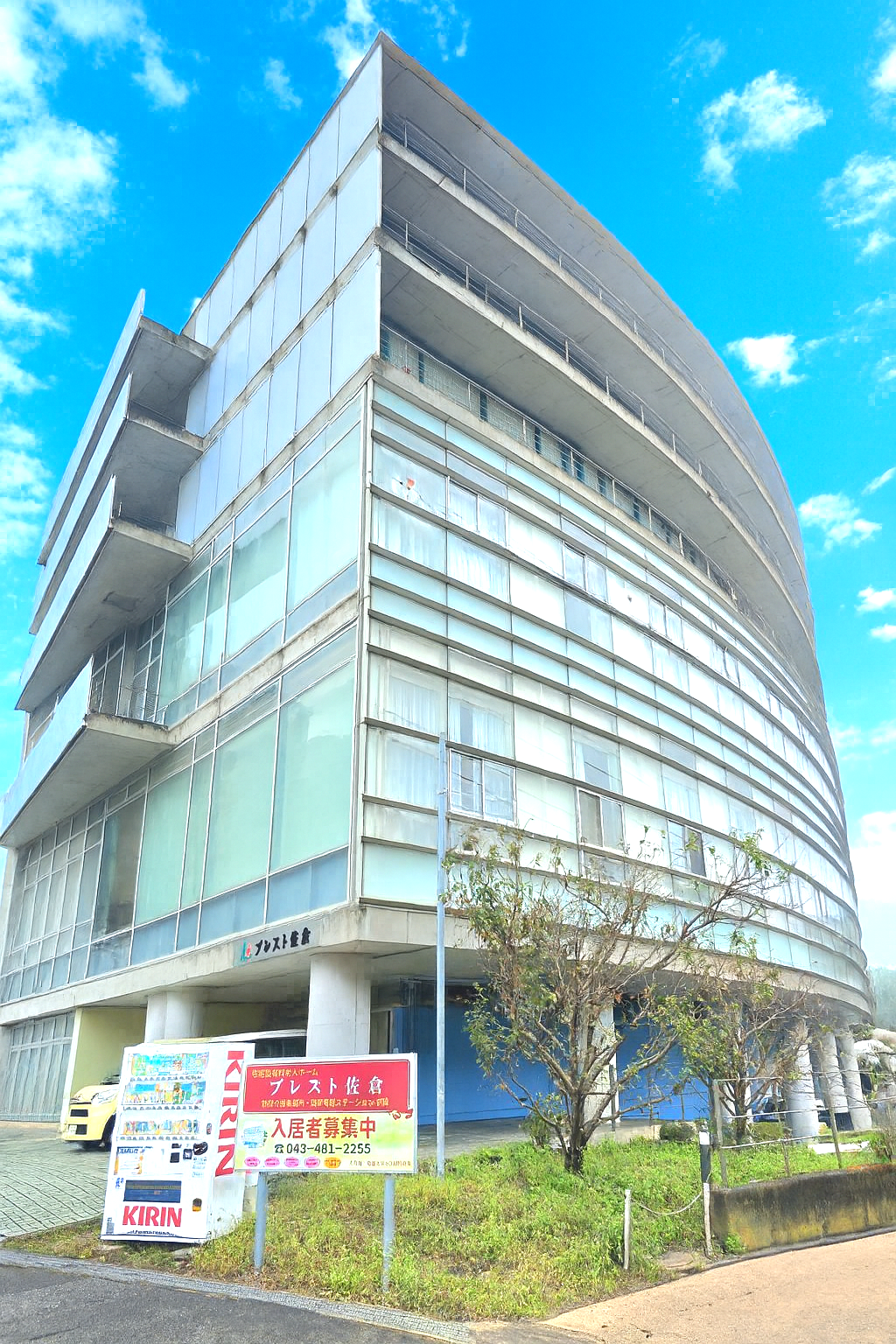 鉄筋コンクリートで構造されている施設は6階建てになっている。1階の屋根部分には車の駐車スペースになっていて、車が何台か止められている。