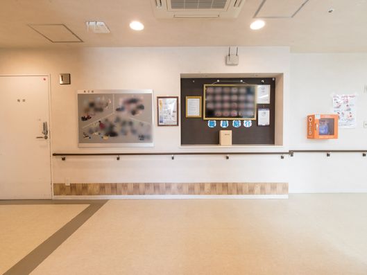 廊下の職員紹介