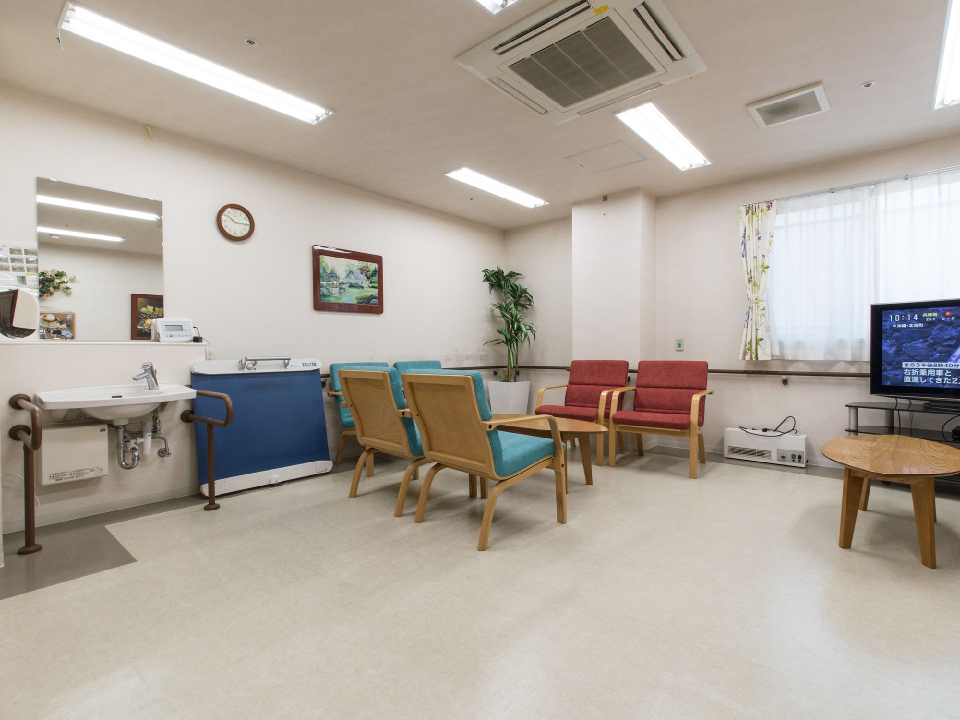 室内には、大型の液晶テレビやソファーが数脚用意されている。自宅と同じように寛いだり、利用者様同士の交流も楽しめる。