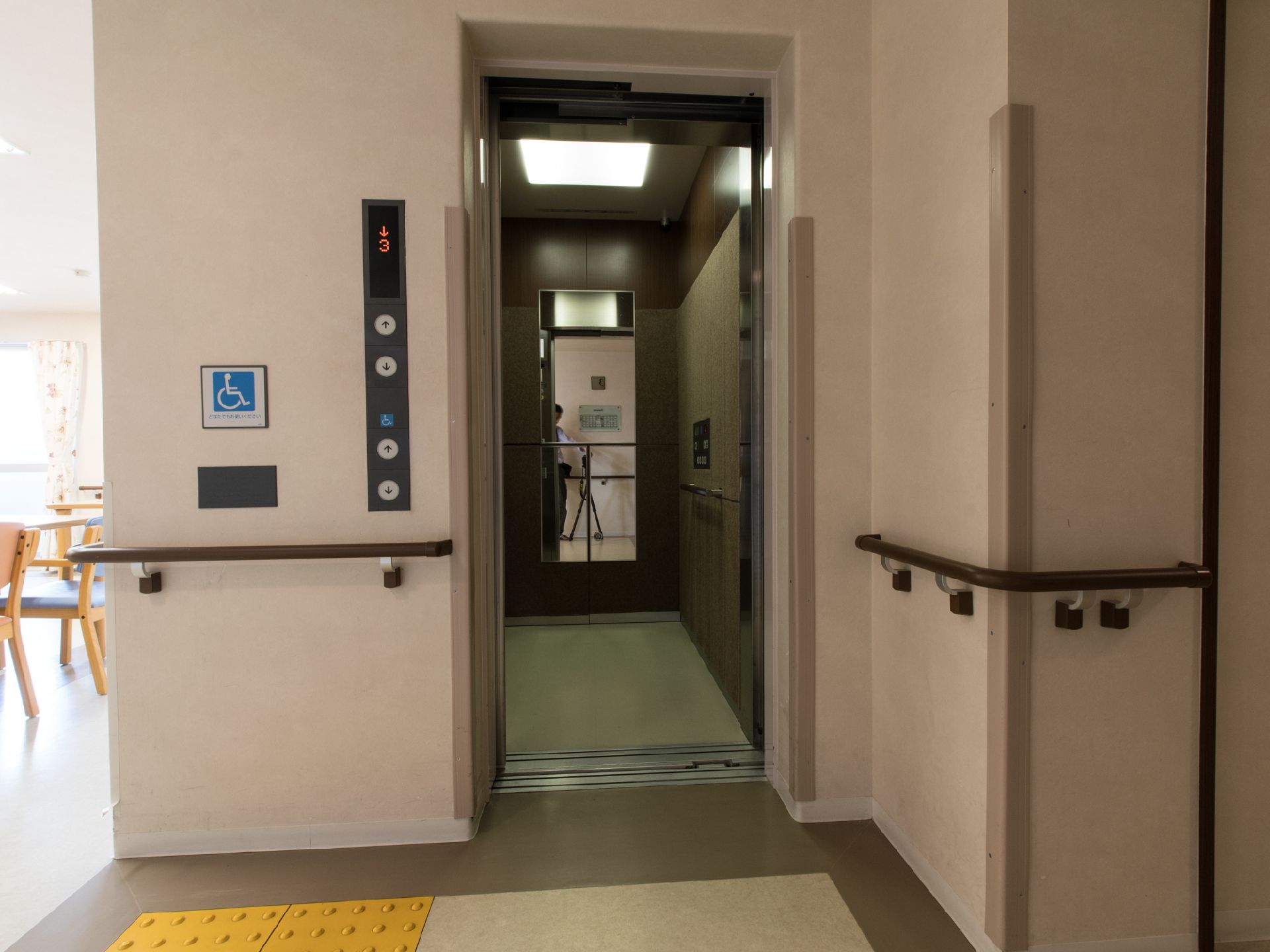 エレベータには、車椅子専用ボタンがある。乗降口付近の壁に手すりがある。ホールから食堂までは仕切るものがなく、バリアフリーで通行ができる。