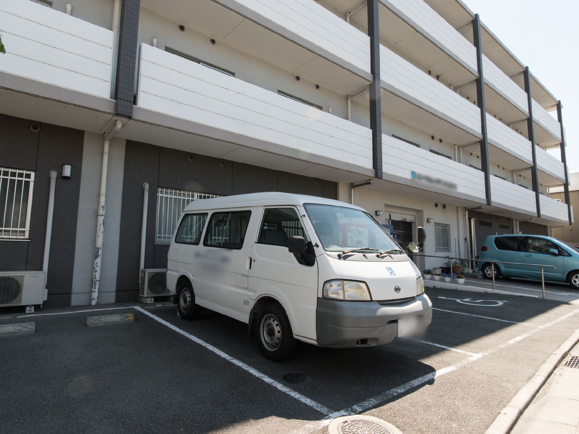 施設の窓には、部分的に柵がついているので、外部から侵入者が入らないよう、セキュリティがしっかりしている。