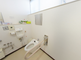 清潔な介護施設のトイレ空間