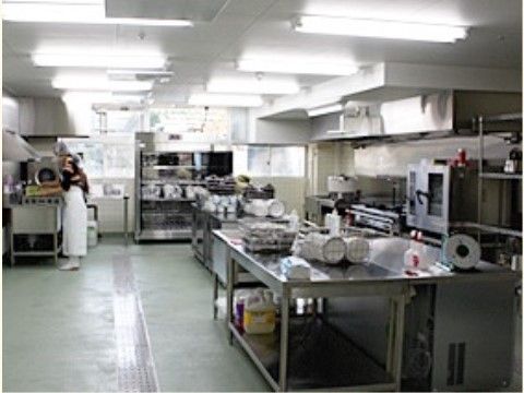 ロイヤルケアホーム川島の厨房。毎日の食事をつくる厨房スペースはゆとりのある広さです。