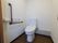 ゆったりとした広さのトイレは、白を基調とした清潔感のある内装となっている。緊急用のボタンも設置されている。